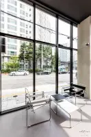 바실리체어가 있는 미니멀 카페 창가 좌석